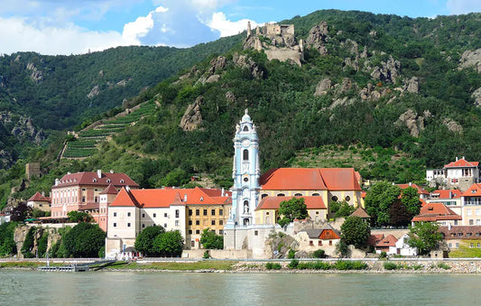 Paysage lacustre avec une merveilleuse église en Basse-Autriche 